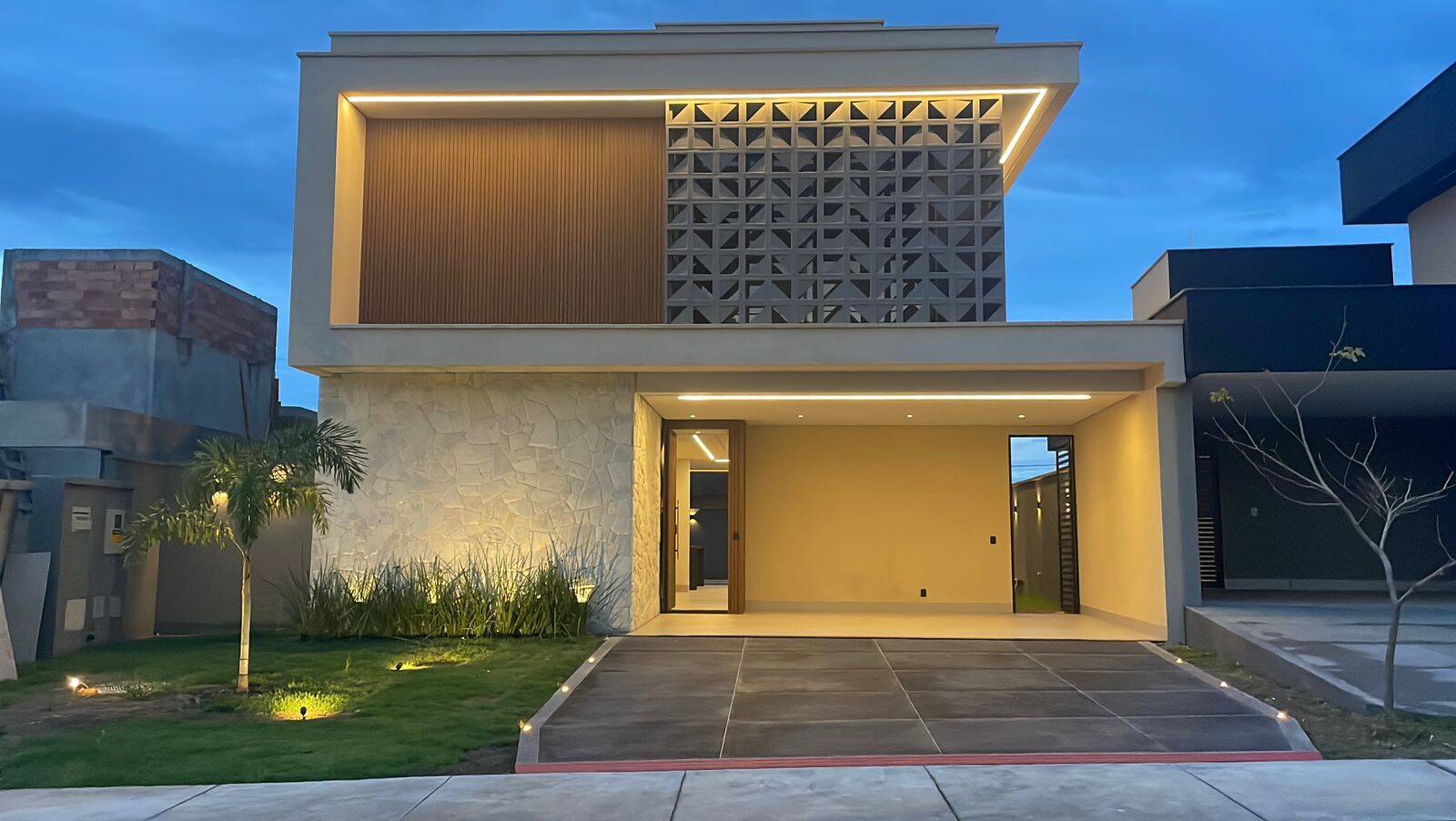 #1159 - Sobrado para Venda em Aparecida de Goiânia - GO