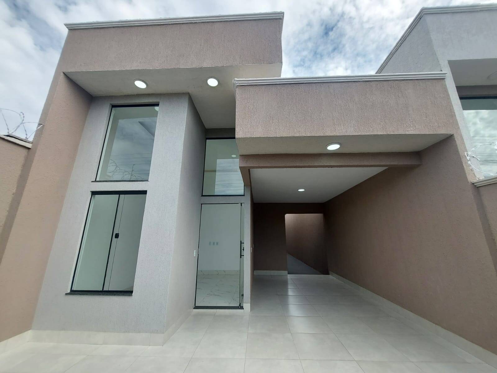 #2142 - Casa para Venda em Aparecida de Goiânia - GO